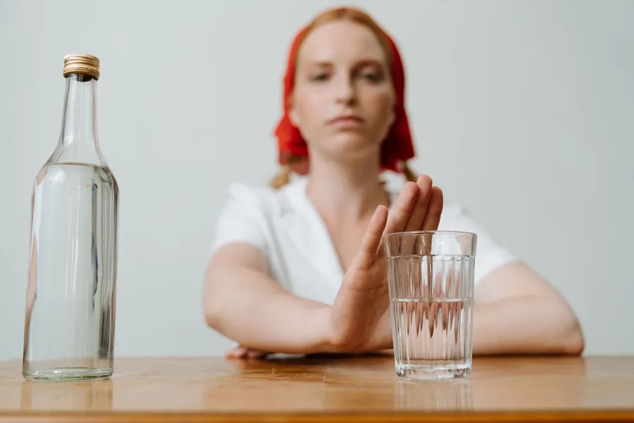 vrouw weigert een drankje