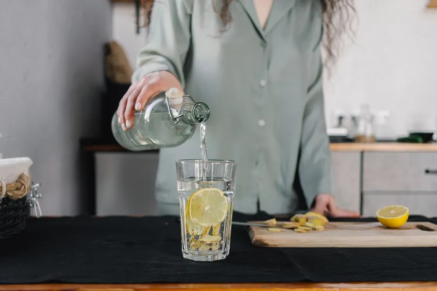 Vrouw die water drinkt