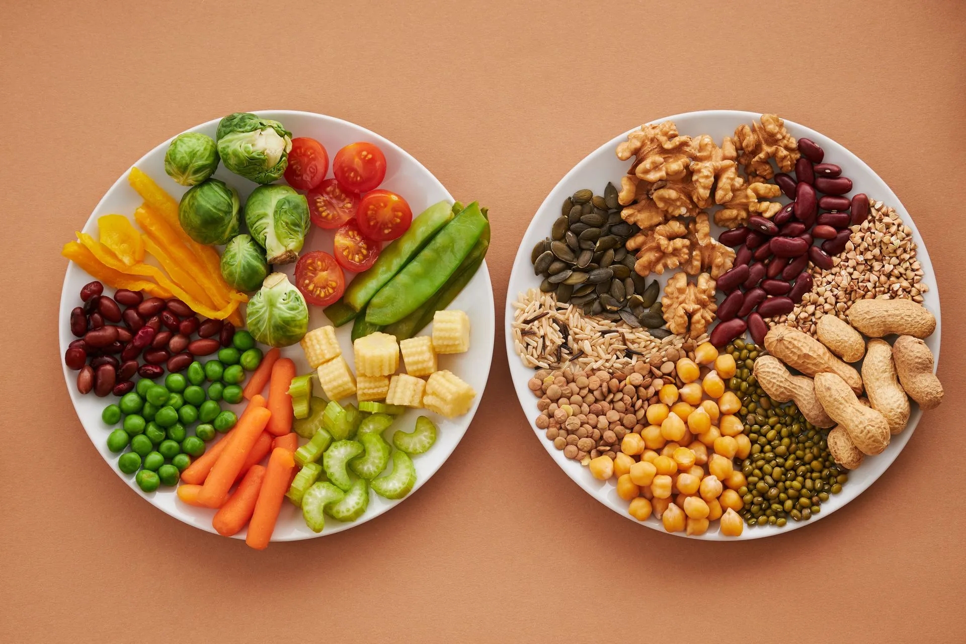 Kleurrijke groenten en noten als voorbeeld van gevarieerde voeding, van bovenaf.